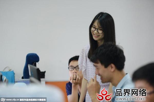 女子当程序员鼓励师：颜值高会卖萌月薪8千