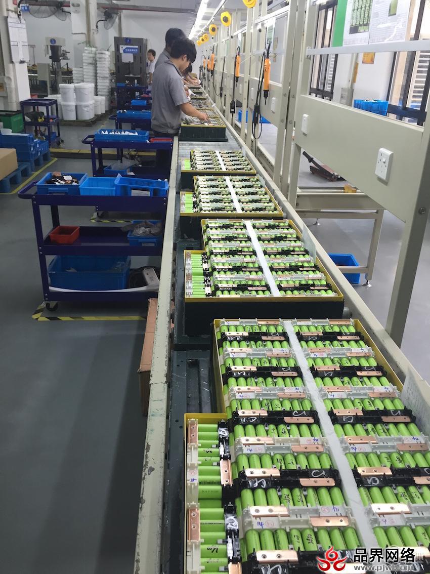 焊接好的电芯整齐排列在铝箱里，一块大电池含有1098颗电芯